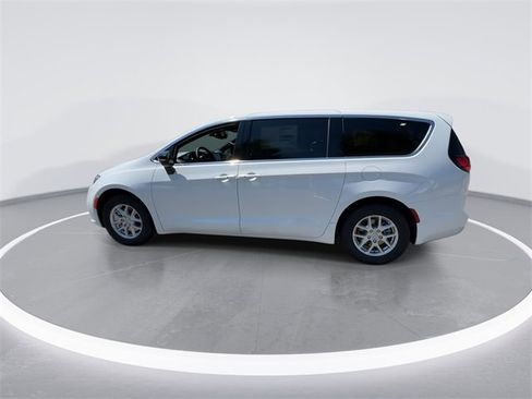 New 2026 Chrysler Pacifica Select image 5