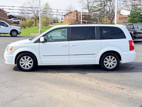 Used 2016 Chrysler Town & Country Touring image 8