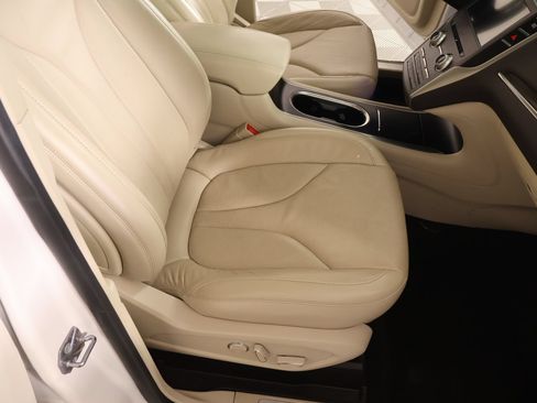 Used 2019 Lincoln MKC Reserve w/ MKC Climate Package FWD image 13