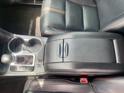 Used 2019 Toyota Highlander SE FWD image 16