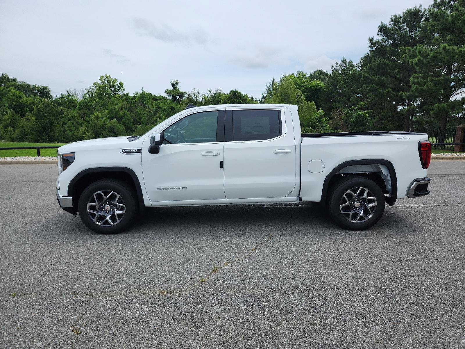 New 2026 GMC Sierra 1500 SLE AWD/4WD image 2