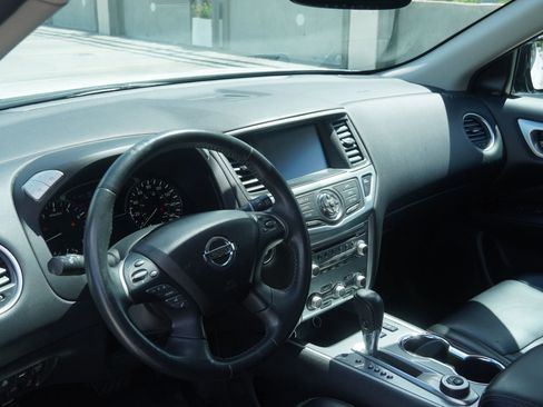 Used 2017 Nissan Pathfinder SL image 9