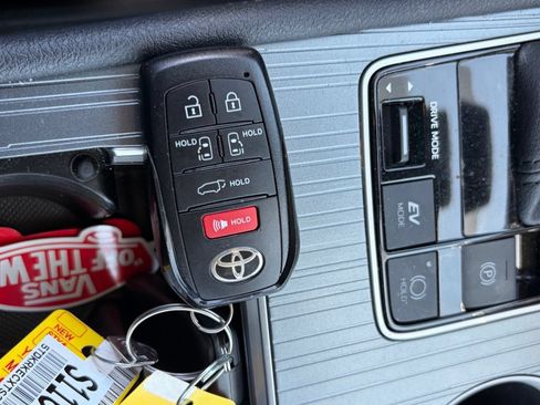 Used 2026 Toyota Sienna LE FWD image 11