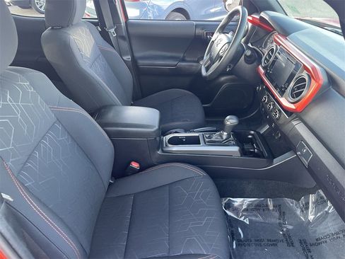 Used 2017 Toyota Tacoma TRD Off-Road image 9