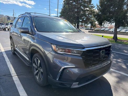 Used 2025 Honda Pilot Touring image 4