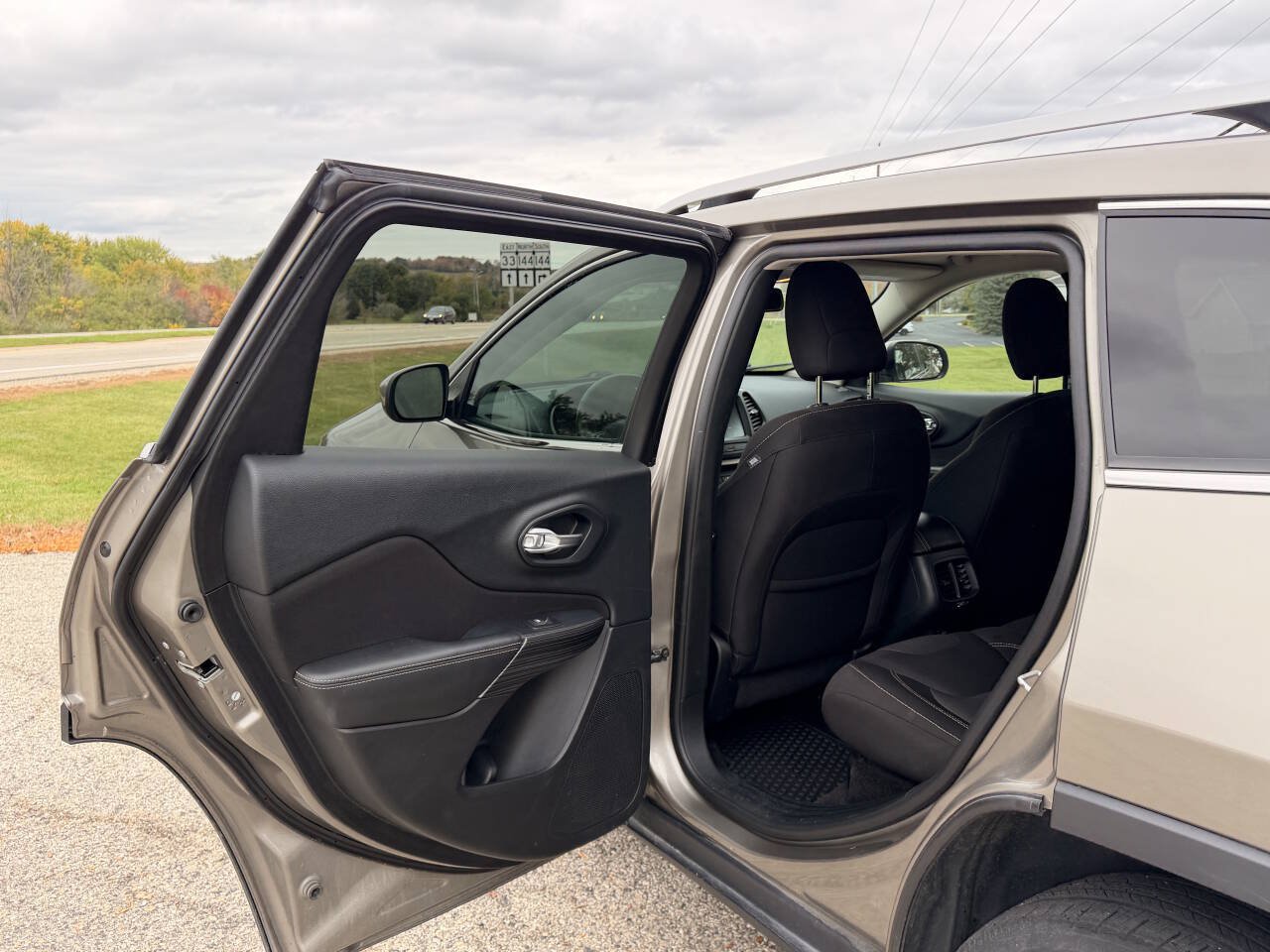 Used 2016 Jeep Cherokee Latitude w/ Comfort/Convenience Group AWD/4WD image 24