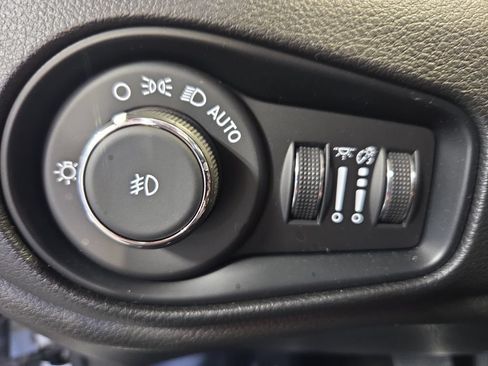 Used 2023 Jeep Renegade Altitude w/ Sun/Sound Group AWD/4WD image 29