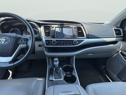 Used 2014 Toyota Highlander XLE AWD/4WD image 15