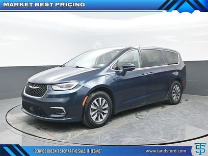 Used 2022 Chrysler Pacifica Touring-L w/ Uconnect Theater Family Group
