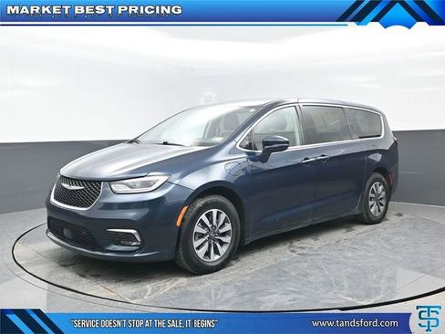 Used 2022 Chrysler Pacifica Touring-L w/ Uconnect Theater Family Group image 1
