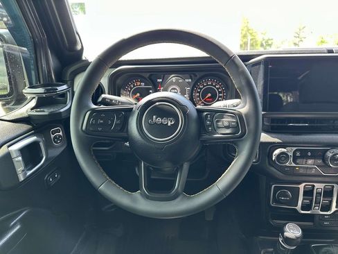 Used 2024 Jeep Gladiator Sport AWD/4WD image 11