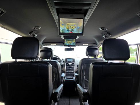 Used 2015 Chrysler Town & Country S w/ Driver Convenience Group FWD image 22