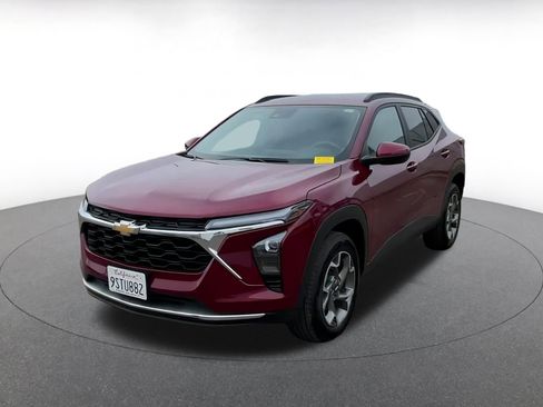 Used 2025 Chevrolet Trax LT image 7