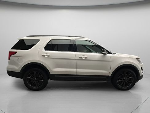 Used 2017 Ford Explorer XLT w/ Equipment Group 202A AWD/4WD image 7