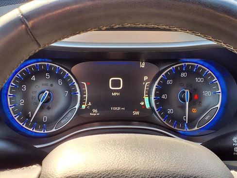 Used 2023 Chrysler Pacifica Touring image 21