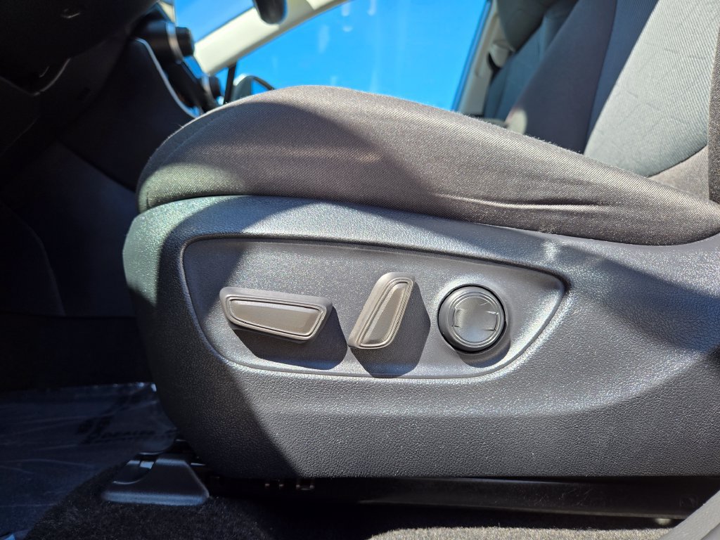 Used 2025 Toyota RAV4 XLE AWD/4WD image 17