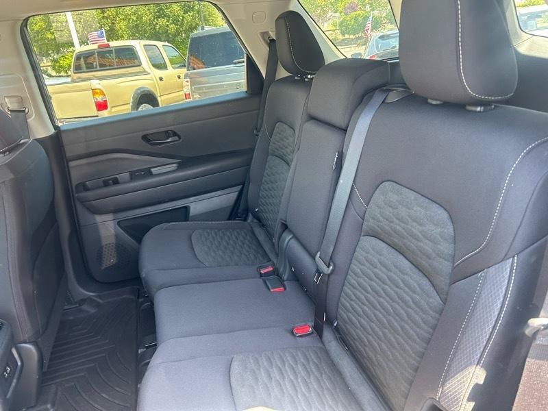 Used 2024 Nissan Pathfinder SV w/ Lighting Package (N92) FWD image 15