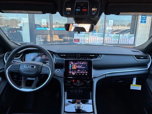 New 2025 Jeep Grand Cherokee Altitude image 13