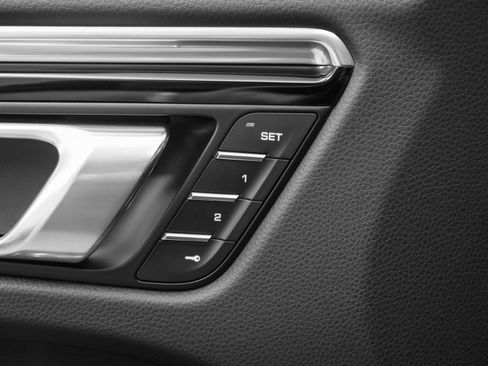 Certified 2025 Porsche Macan image 27