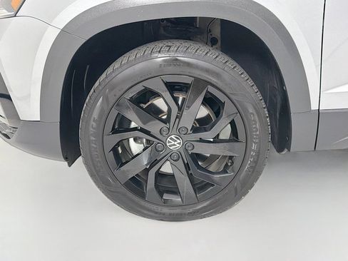 Used 2023 Volkswagen Taos SE w/ Panoramic Sunroof Package FWD image 31