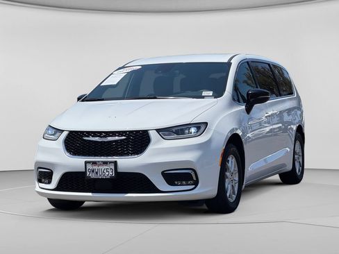 Used 2024 Chrysler Pacifica Touring FWD image 6