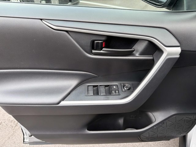 Used 2021 Toyota RAV4 LE AWD/4WD image 7