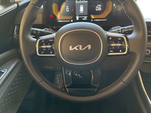 Used 2025 Kia Carnival image 19