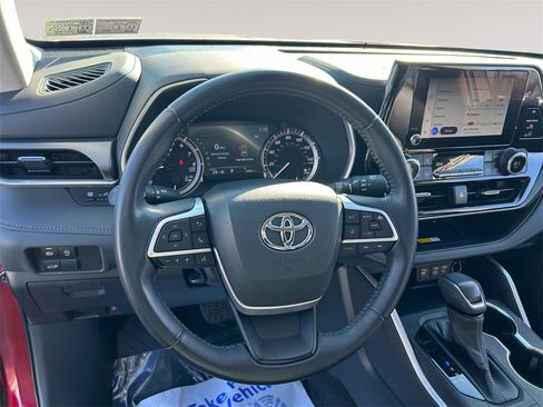 Used 2023 Toyota Highlander XLE image 12