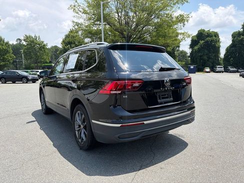 Used 2023 Volkswagen Tiguan SE w/ Panoramic Sunroof Package FWD image 3