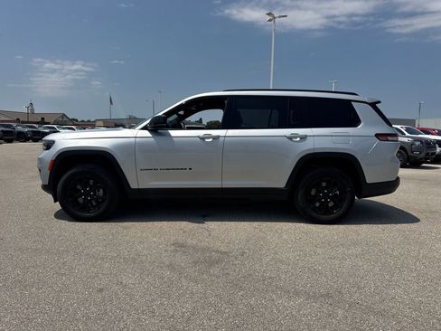 Used 2025 Jeep Grand Cherokee L Altitude AWD/4WD image 3