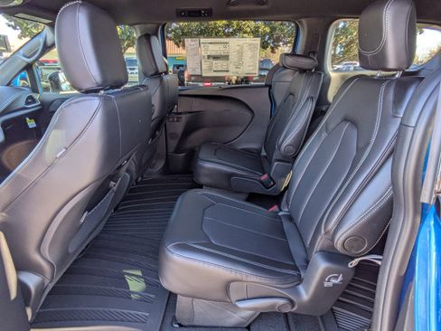 New 2026 Chrysler Pacifica Select w/ S Appearance Package image 15