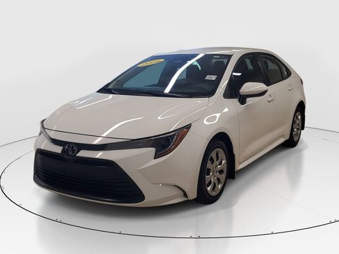Used 2025 Toyota Corolla LE image 3