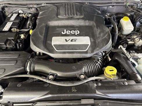 Used 2014 Jeep Wrangler Unlimited Sahara w/ Dual Top Group AWD/4WD image 25