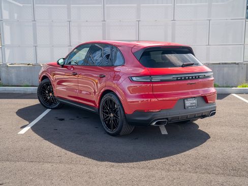 Certified 2025 Porsche Cayenne E-Hybrid AWD/4WD image 3
