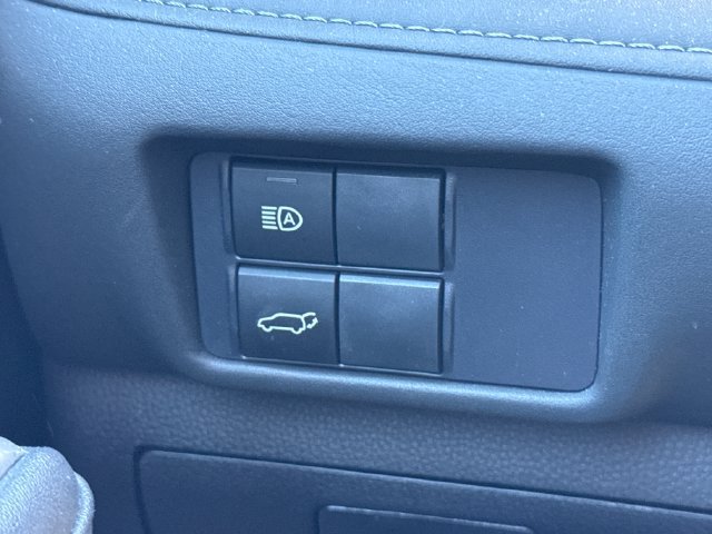 Used 2021 Toyota Highlander XLE AWD/4WD image 39