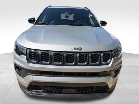 Used 2024 Jeep Compass Latitude image 2