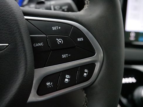 Used 2024 Chrysler Pacifica Touring-L image 25