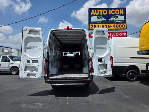 Used 2021 Mercedes-Benz Sprinter 2500 image 12