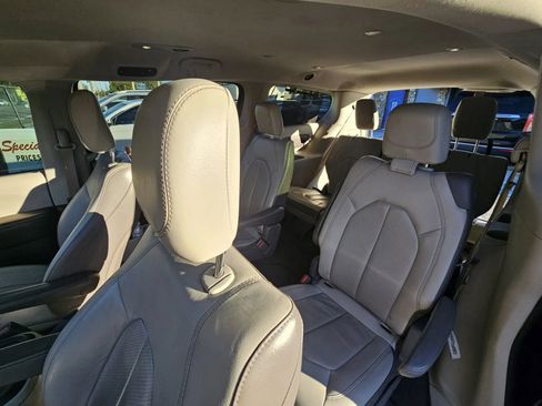 Used 2019 Chrysler Pacifica Touring-L FWD image 10