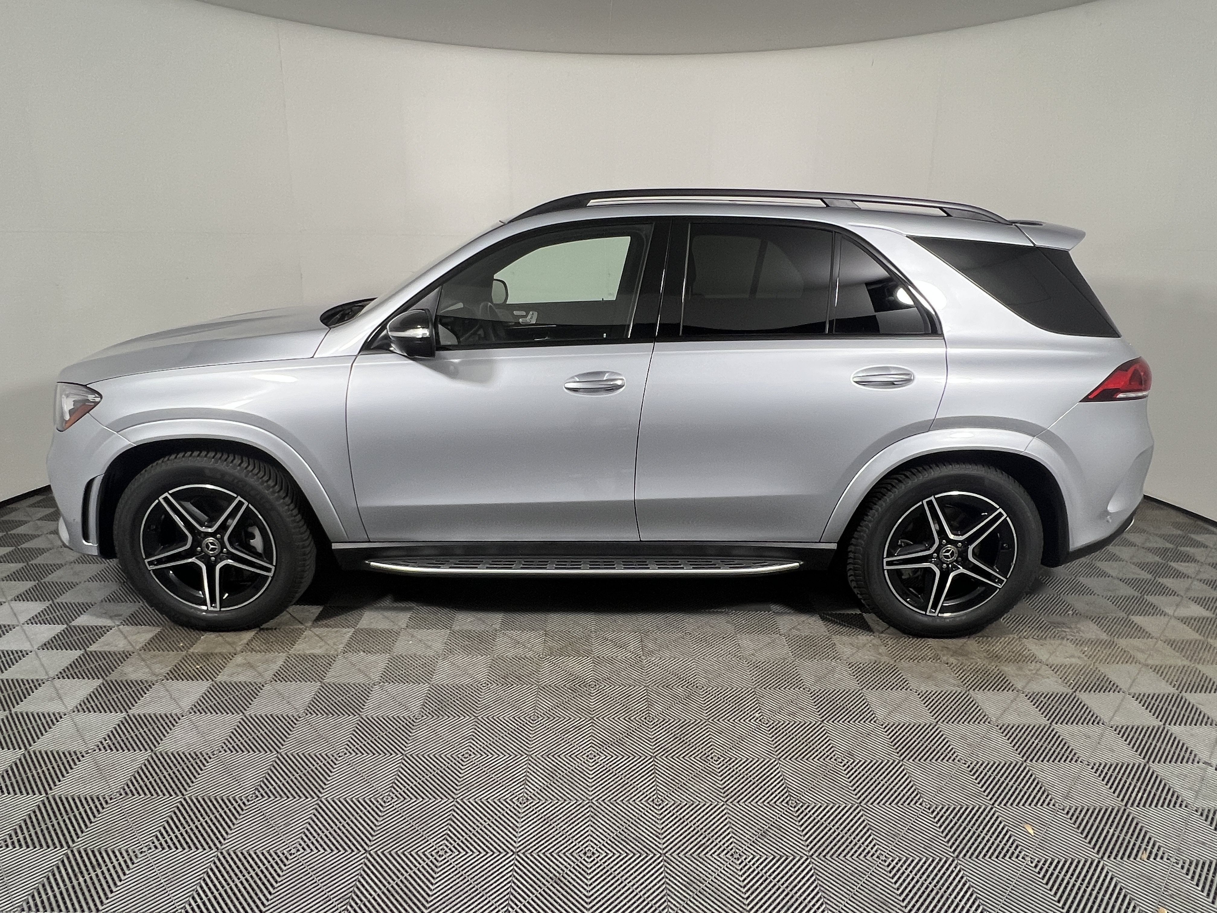 Used 2023 Mercedes-Benz GLE 450 4MATIC image 2