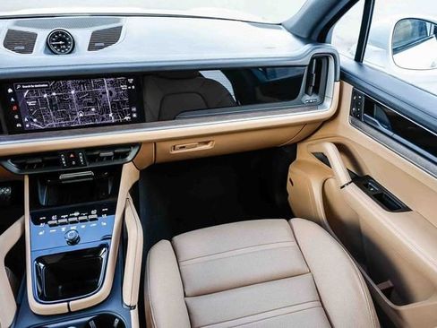 Used 2024 Porsche Cayenne image 15