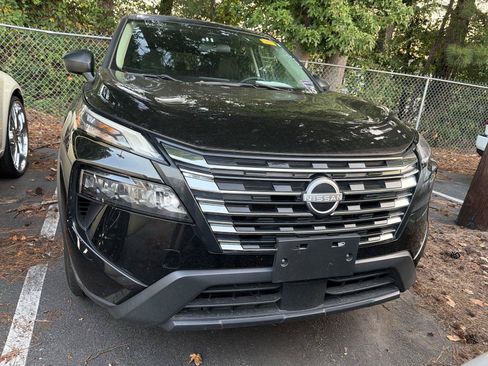 Used 2024 Nissan Rogue S AWD/4WD image 2