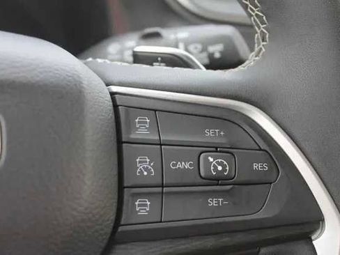 Used 2023 Jeep Grand Cherokee Laredo image 15