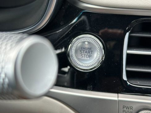 Used 2025 Genesis G70 2.5T image 22