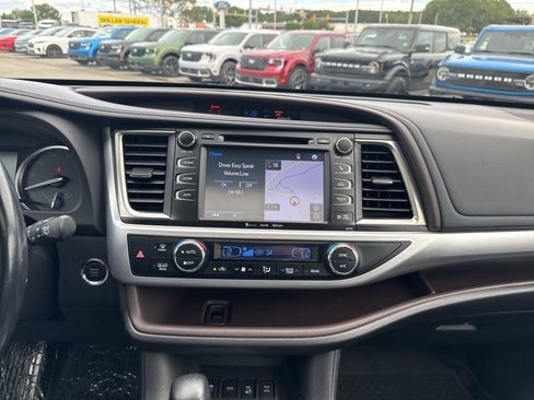 Used 2018 Toyota Highlander XLE image 30