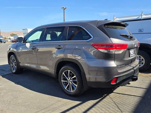 Used 2018 Toyota Highlander XLE image 3