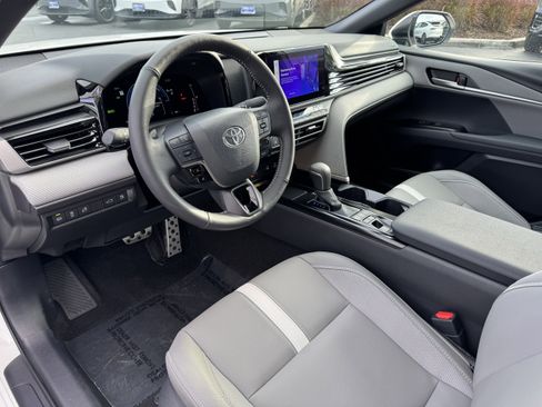 Used 2025 Toyota Camry SE image 17