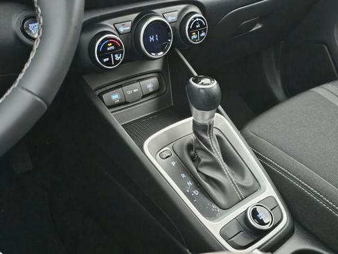 Used 2025 Hyundai Venue SEL image 20