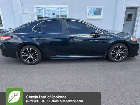 Used 2018 Toyota Camry SE w/ Moonroof Package FWD image 13