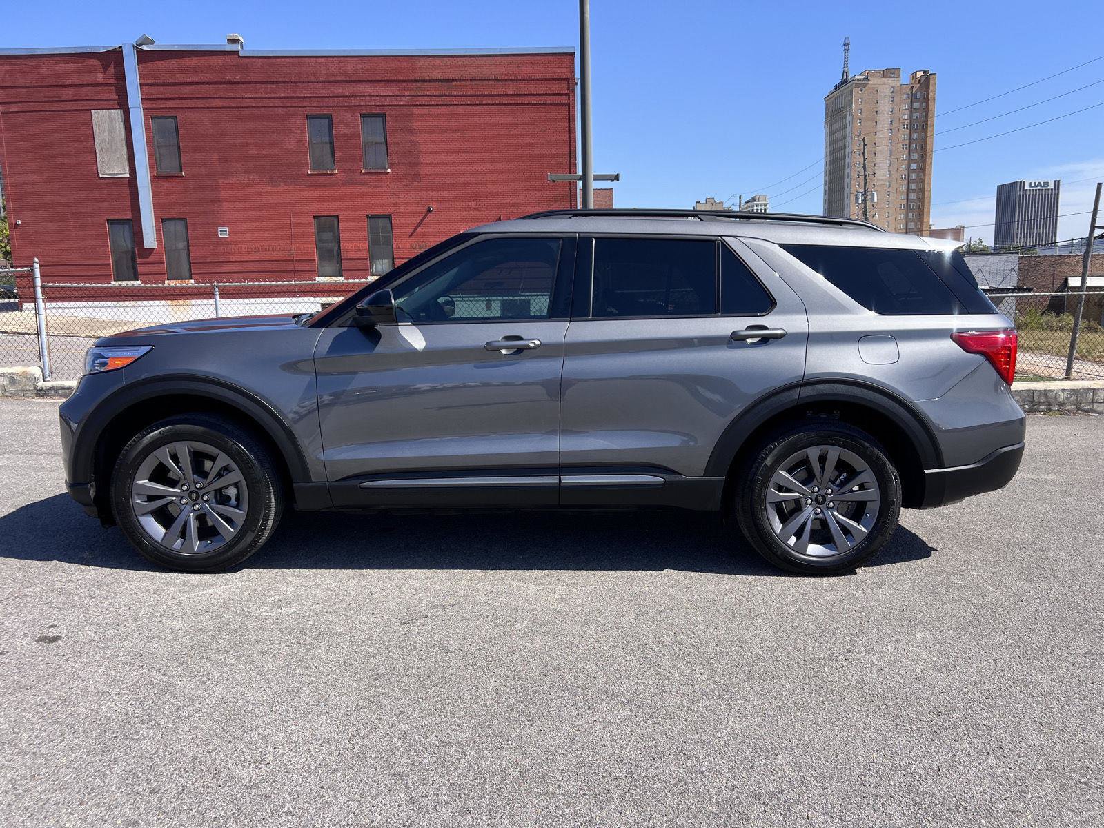 Used 2023 Ford Explorer XLT w/ Equipment Group 202A AWD/4WD image 4